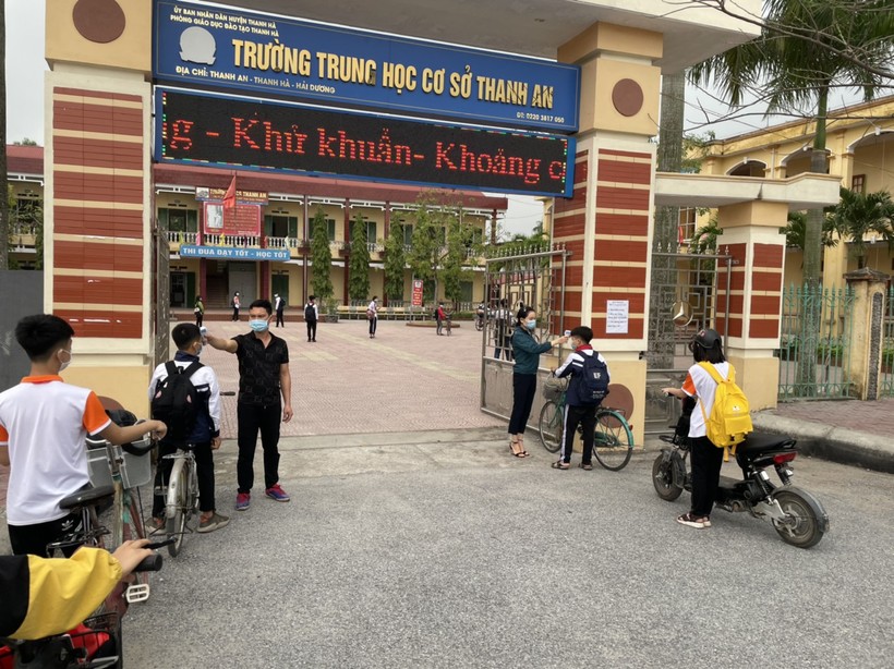 Sáng 18/3, học sinh Trường THCS Thanh An (Thanh Hà, Hải Dương) được đo thân nhiệt trước khi vào trường. Ảnh: NTCC.