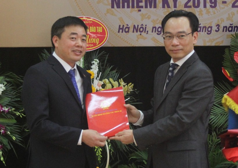 Thứ trưởng Hoàng Minh Sơn (bên phải) trao Quyết định công nhận Hiệu trưởng Trường ĐH Sư phạm Thể dục Thể thao Hà Nội cho TS Nguyễn Duy Quyết.