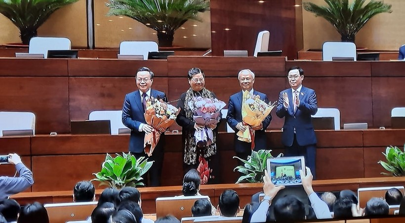 Chủ tịch Quốc hội Vương Đình Huệ tặng hoa chúc mừng 3 Phó Chủ tịch Quốc khóa XIV đã hoàn thành xuất sắc nhiệm vụ