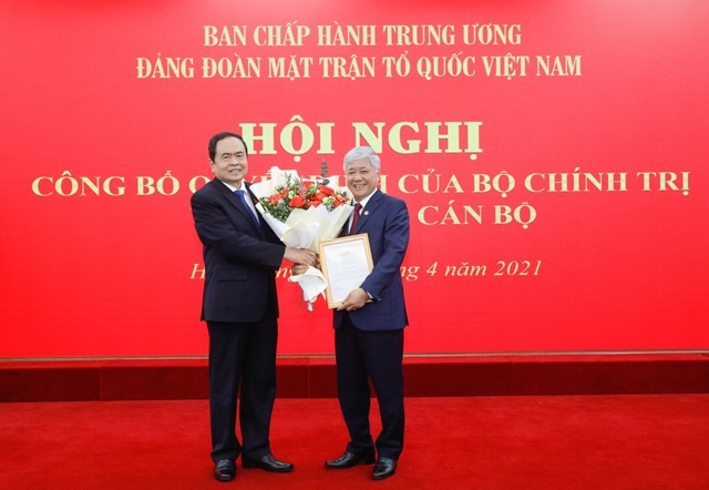 Ông Trần Thanh Mẫn trao quyết định và tặng hoa chúc mừng ông Đỗ Văn Chiến. Ảnh: Đại đoàn kết