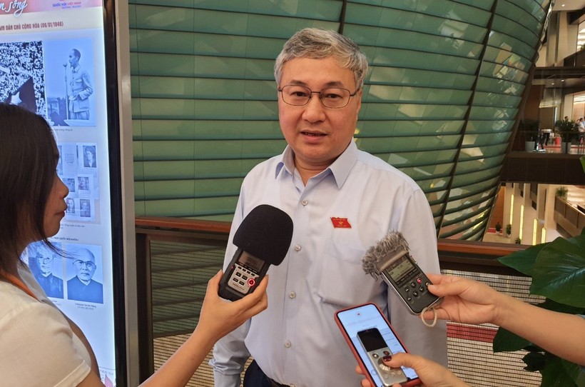 Đại biểu Trần Văn Lâm - Phó Trưởng đoàn Đoàn Đại biểu Quốc hội tỉnh Bắc Giang trao đổi bên hành lang Quốc hội.