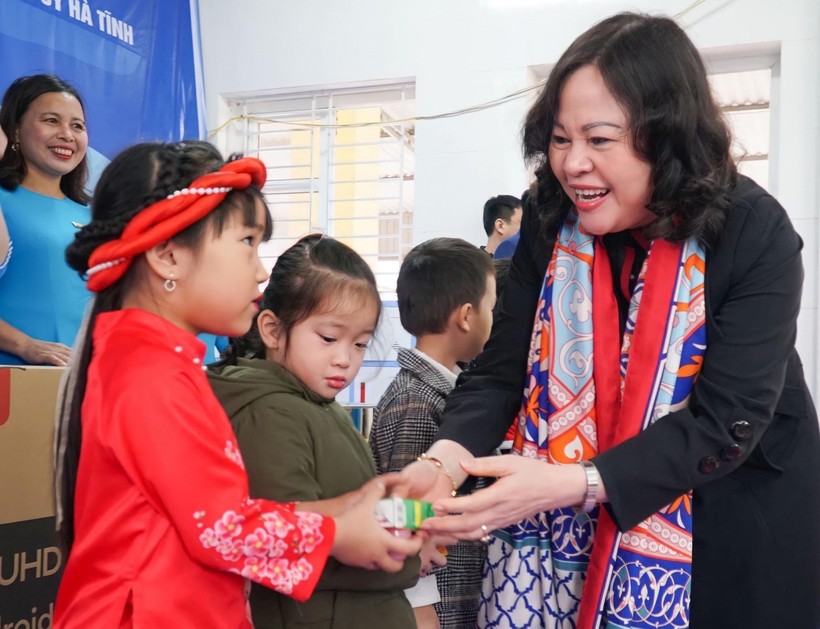 Thứ trưởng Bộ GD&ĐT Ngô Thị Minh trao quà cho HS Trường Mầm non Cẩm thạch, huyện Cẩm Xuyên (Hà Tĩnh).