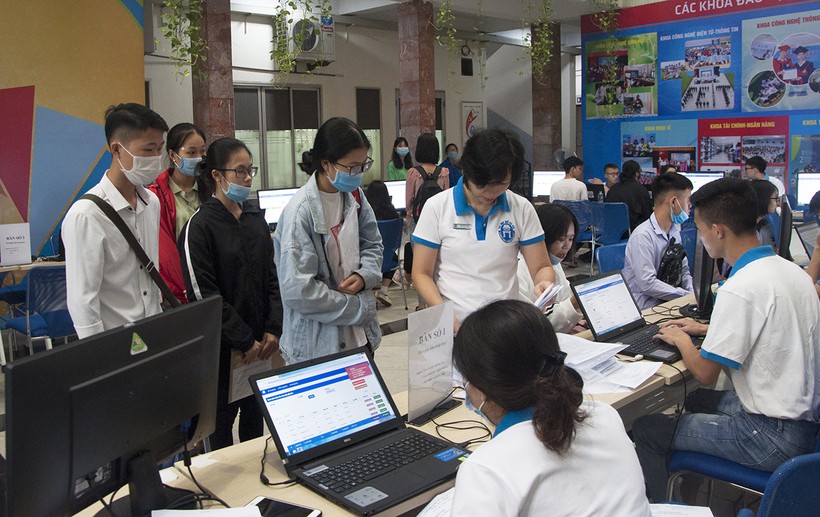 Thí sinh làm thủ tục nhập học vào Trường ĐH Mở Hà Nội năm 2020.