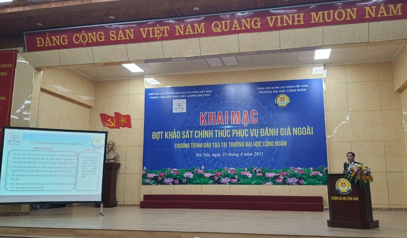 TS Lê Mạnh Hùng – Hiệu trưởng Trường ĐH Công đoàn trình bày tổng quan về chương trình đào tạo ngành: Tài chính - ngân hàng, Luật và Công tác xã hội.