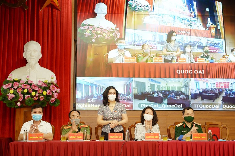 GS.TS.NGƯT Nguyễn Thị Lan (thứ 3, từ phải qua) trong buổi tiếp xúc cử tri huyện Quốc Oai ngày 6/5.