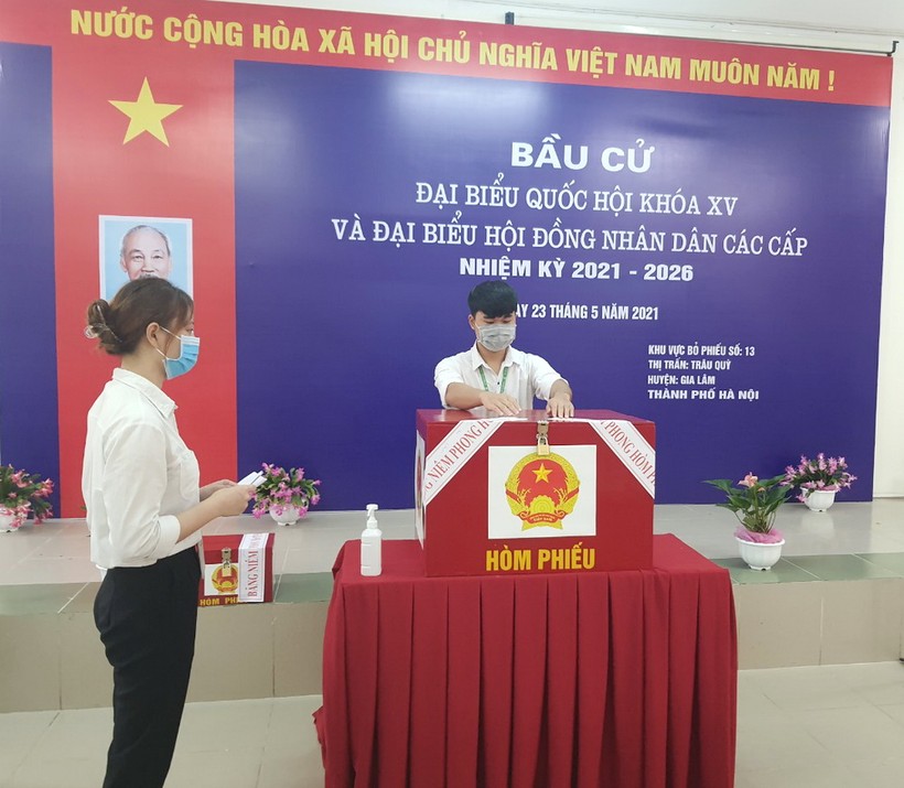 Sinh viên Nguyễn Đức Chiều và  Đàm Thị Thu Thuỷ thực hiện quyền và nghĩa vụ công dân của mình tại khu vực bỏ phiếu 13 - Học viện Nông nghiệp Việt Nam