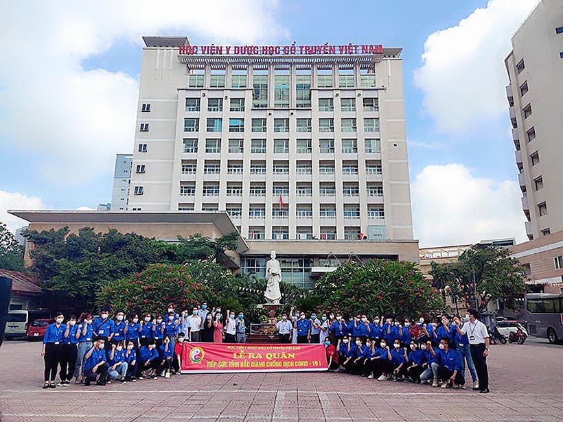 Lễ ra quân chi viện cho Bắc Giang của Học viện Y dược học Cổ truyền Việt Nam.
