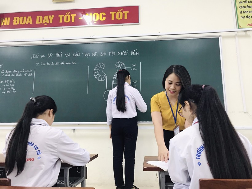 Cô Nguyễn Thị Hoa hướng dẫn học sinh trên lớp - thời điểm chưa có dịch Covid-19. Ảnh: NVCC.