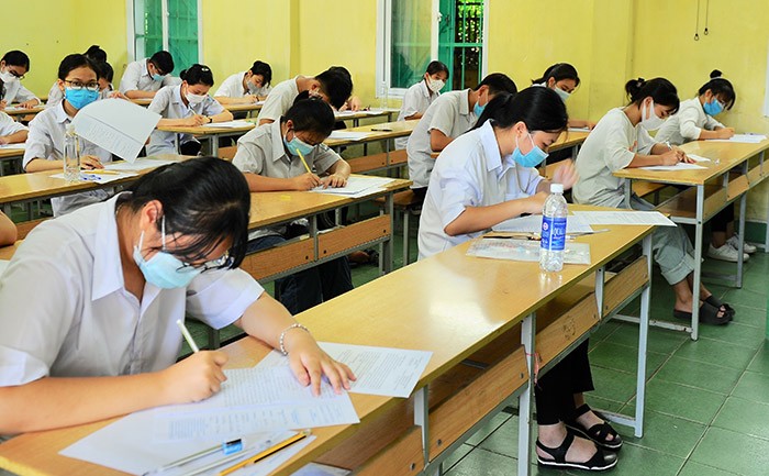 Thí sinh làm bài thi Ngữ văn tại Trường THPT Nhị Chiểu (Kinh Môn)