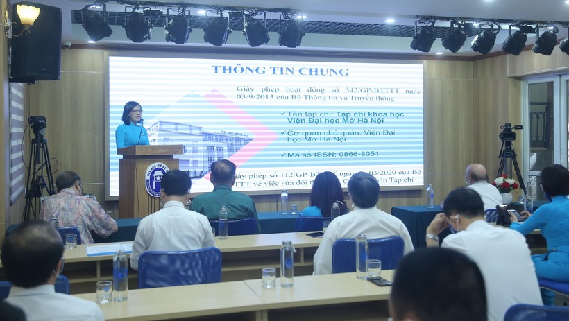 PGS.TS Phạm Thị Tâm - Thư ký Toà soạn trình bày báo cáo tóm tắt hoạt động của Tạp chí giai đoạn 2017-2021 & phương hướng hoạt động của Tạp chí giai đoạn 2021-2025.