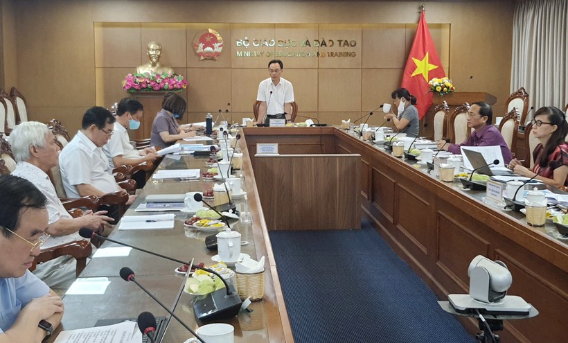 Thứ trưởng Bộ GD&ĐT Hoàng Minh Sơn phát biểu tại cuộc họp