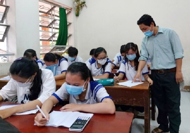 ThS Nguyễn Thành Phước - Trường THPT Giồng Riềng (Kiên Giang) ôn thi tốt nghiệp THPT cho học sinh.