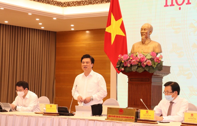 Thứ trưởng Nguyễn Hữu Độ trao đổi tại buổi họp báo