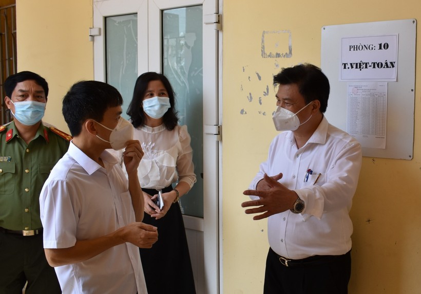 Thứ trưởng Nguyễn Hữu Độ kiểm tra khu vực chấm thi của Hội đồng thi tốt nghiệp THPT tỉnh Hải Dương. Ảnh: TG