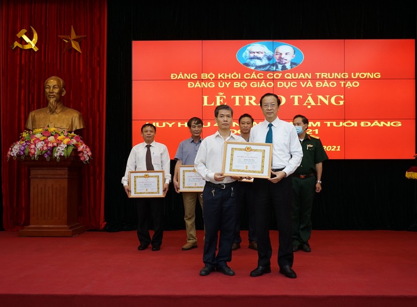 Thứ trưởng Phạm Ngọc Thưởng - Bí thư Đảng ủy Bộ GD&ĐT trao Huy hiệu Đảng cho các đảng viên.