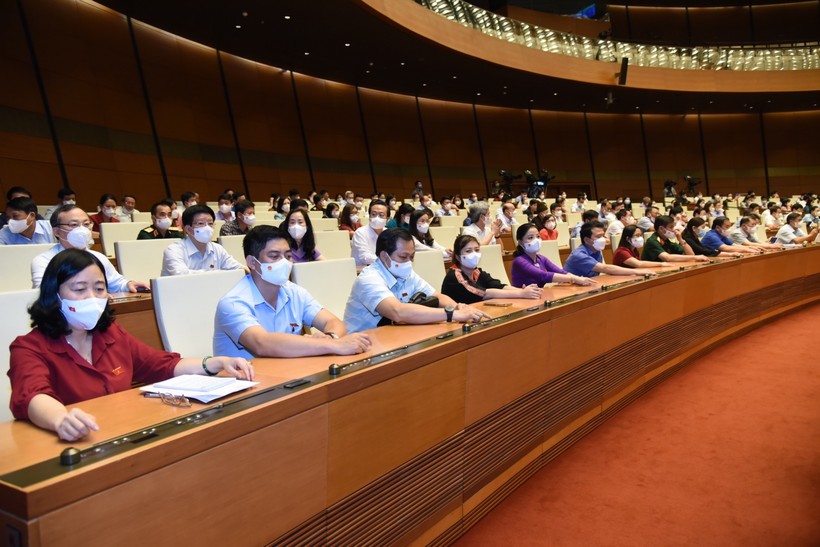 Các đại biểu Quốc hội biểu quyết thông qua việc điều chỉnh chương trình kỳ họp thứ nhất.