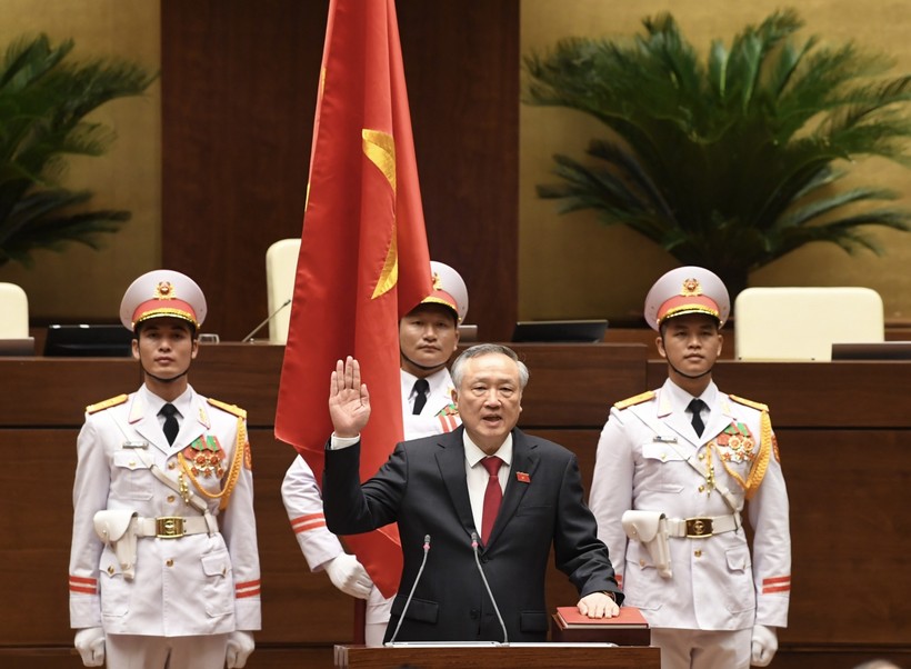 Chánh án Toà án nhân dân tối cao Nguyễn Hoà Bình tuyên thệ