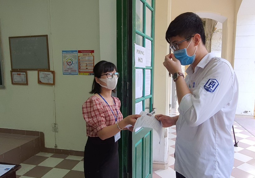 Thí sinh tham dự kỳ thi tốt nghiệp THPT 2021, đợt 1 tại điểm thi Trường THPT Chu Văn An (Hà Nội)