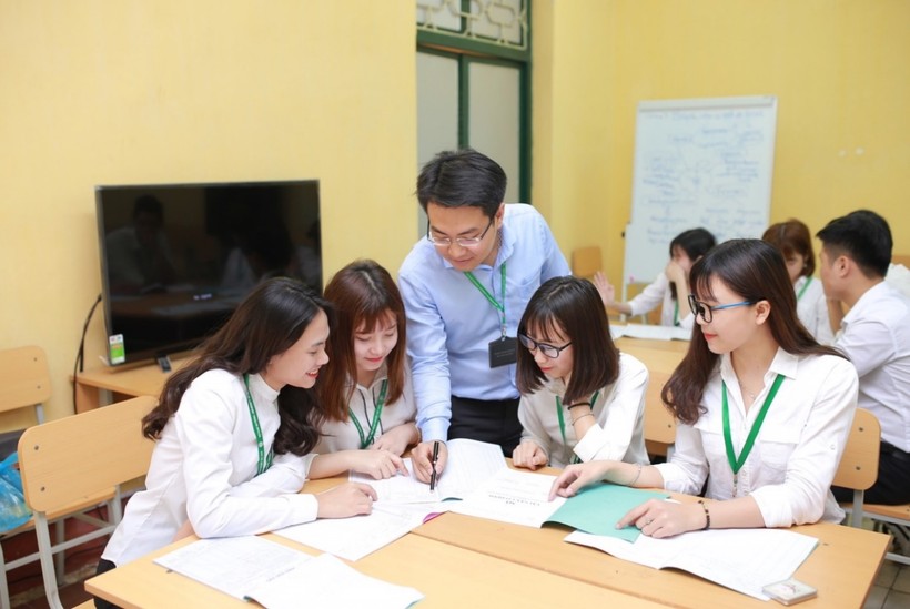 Một tiết học của sinh viên Học viện Nông nghiệp Việt Nam dưới sự hướng dẫn của ThS Nguyễn Trọng Tuynh - thời điểm chưa có dịch Covid-19.  Ảnh: HVCC