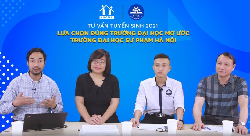 PGS.TS Nguyễn Đức Sơn (ngoài cùng bên phải) trong một chương trình tư vấn tuyển sinh 2021 bằng hình thức trực tuyến. Ảnh: NVCC