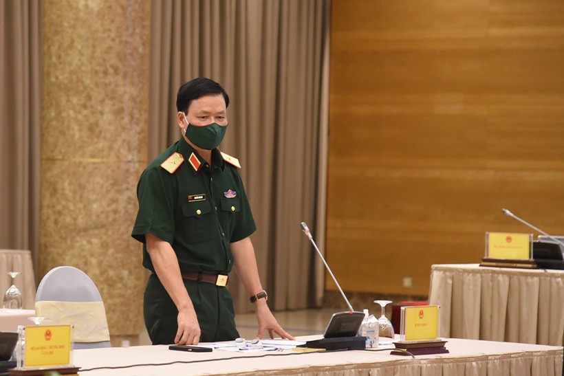 Thiếu tướng Nguyễn Văn Đức trao đổi tại buổi họp báo.
