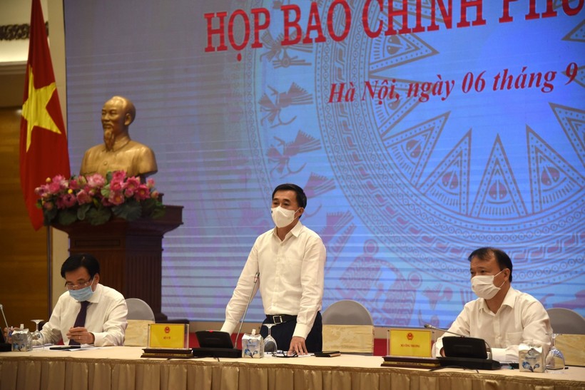 Thứ trưởng Bộ Y tế Trần Văn Thuấn phát biểu tại buổi họp báo.