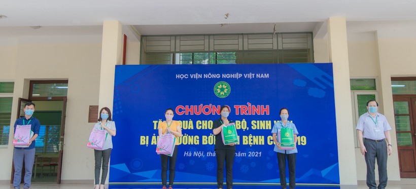 TS Vũ Ngọc Huyên Phó Giám đốc Học viện Nông nghiệp Việt Nam trao các suất quà cho cán bộ và sinh viên Học viện.