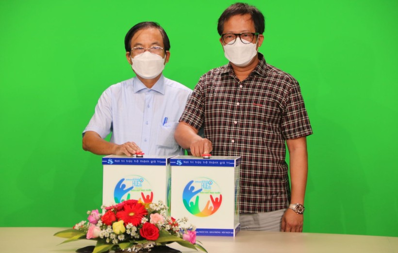 PGS.TS Lê Anh Phương (bên phải) và đại diện lãnh đạo Sở GD&ĐT tỉnh Thừa Thiên Huế bấm nút khởi động chuỗi hoạt động "Đồng hành cũng giáo dục trực tuyến"