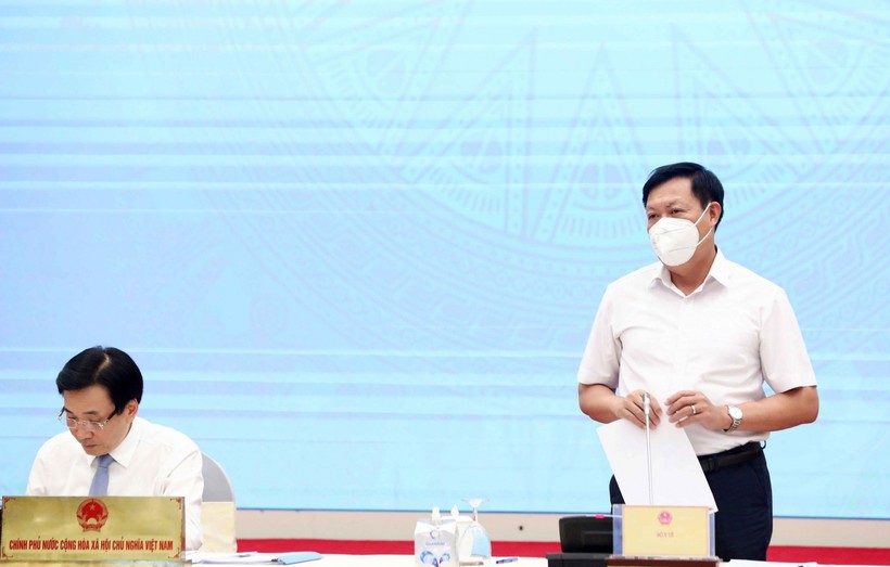 Thứ trưởng Bộ Y tế Đỗ Xuân Tuyên trao đổi tại buổi họp báo Chính phủ thường kỳ - chiều 2/10