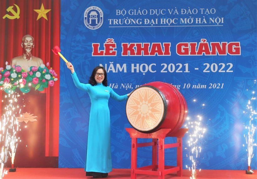 PGS.TS Nguyễn Thị Nhung – Hiệu trưởng Trường ĐH Mở Hà Nội thực hiện nghi thức đánh trống khai trường, bắt đầu một năm học mới.