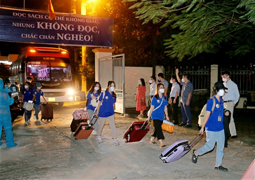 Tối ngày 1/10, đoàn tình nguyện gồm 238 thành viên của Học viện Y – Dược học Việt Nam đã từ TP Hồ Chí Minh trở về và có mặt tại khu cách ly Trường ĐH Đại Nam