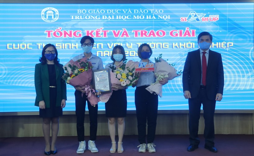 Lãnh đạo Trường ĐH Mở Hà Nội khen thưởng các đội đoạt giải.