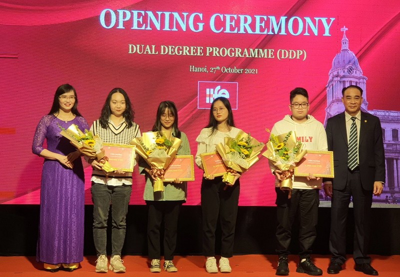 PGS.TS Nguyễn Vũ Việt và TS Trịnh Thanh Huyền tặng hoa chúc mừng và khen thưởng các thủ khoa đầu vào khóa 6 - DDP.