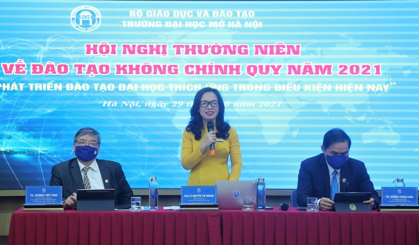 PGS.TS Nguyễn Thị Nhung điều hành phiên thảo luận 