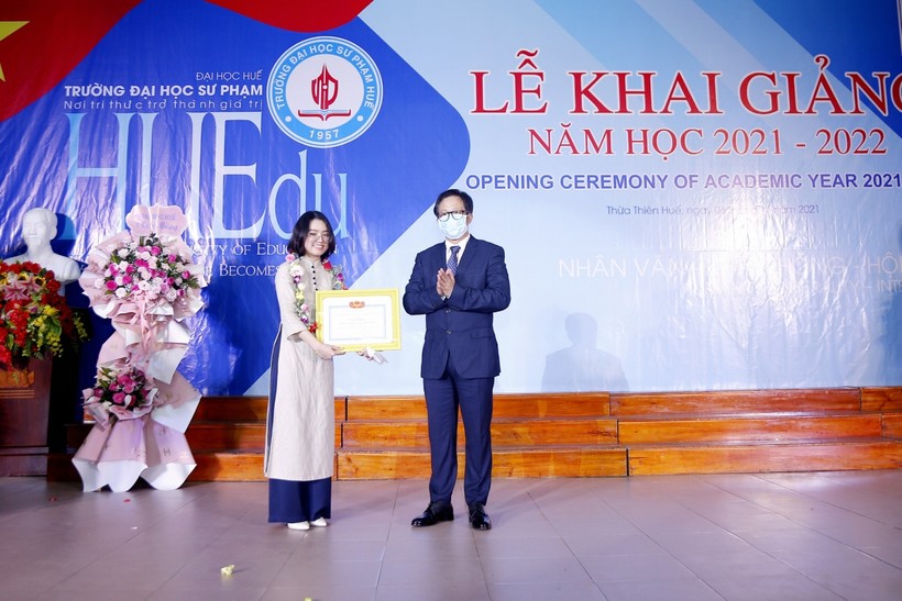 GS.TS Lê Anh Phương – Hiệu trưởng Trường ĐH Sư phạm (ĐH Huế) trao Giấy khen cho Thủ khoa đầu vào của trường.