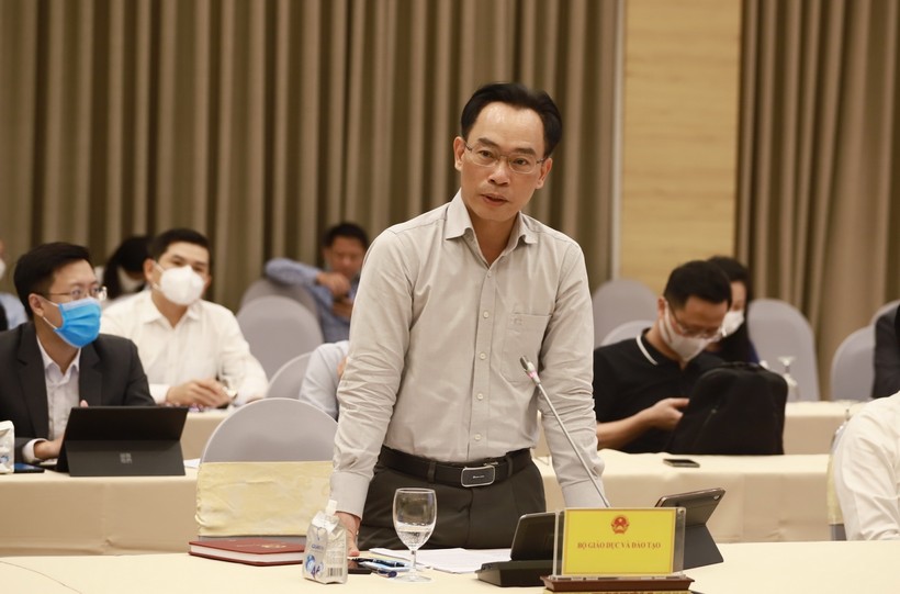 Thứ trưởng Hoàng Minh Sơn trao đổi với báo chí tại buổi họp báo Chính phủ thường kỳ - chiều 6/11.