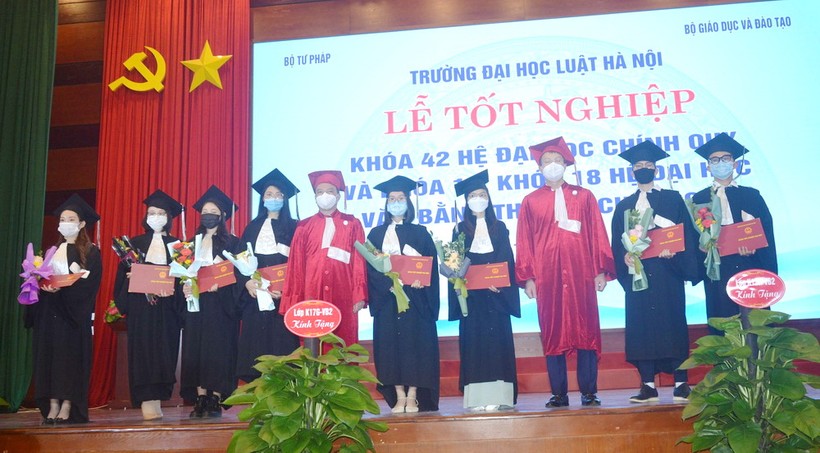 Lãnh đạo Trường ĐH Luật Hà Nội trao bằng tốt nghiệp cho học viên, sinh viên