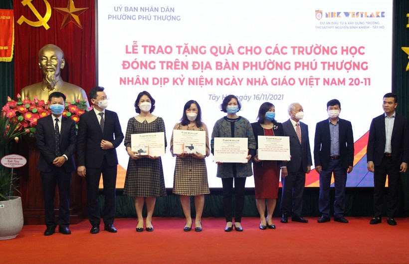 Trường THCS & THPT Nguyễn Bỉnh Khiêm Tây Hồ đã tặng quà cho 4 trường công lập trên địa bàn phường Phú Thượng, mỗi trường 1 bộ thiết bị multimedia phục vụ công tác dạy học trực tuyến; ghi hình và phát hình trực tuyến.