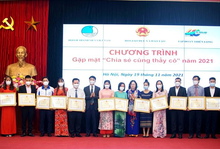 Thứ trưởng Ngô Thị Minh trao bằng khen của Bộ trưởng Bộ GD&ĐT cho các giáo viên tiêu biểu.