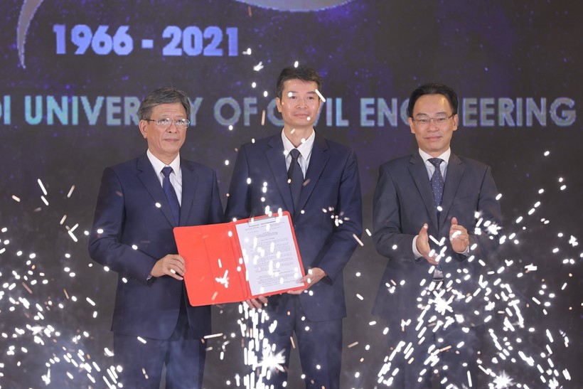 Thứ trưởng Hoàng Minh Sơn (ngoài cùng bên phải) trao quyết định đổi tên Trường Đại học Xây dựng thành Trường Đại học Xây dựng Hà Nội.