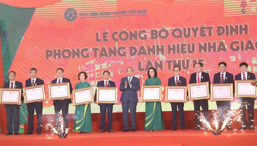 Chủ tịch nước Nguyễn Xuân Phúc trao tặng danh hiệu Nhà giáo ưu tú cho cán bộ, giảng viên Học viện Nông nghiệp Việt Nam.