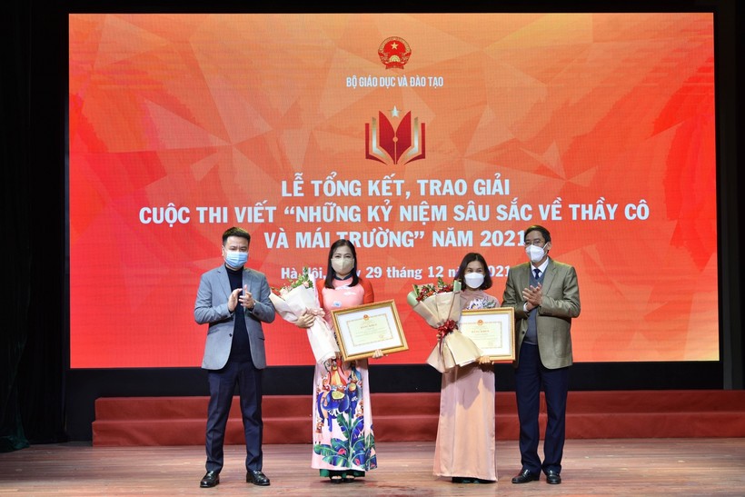 Ông Triệu Ngọc Lâm (ngoài cùng bên trái) và ông Vũ Minh Đức - Cục trưởng Cục Nhà giáo và Cán bộ quản lý giáo dục trao Bằng khen của Bộ trưởng Bộ GD&ĐT cho cá nhân đạt giải Nhất và Nhì của cuộc thi.