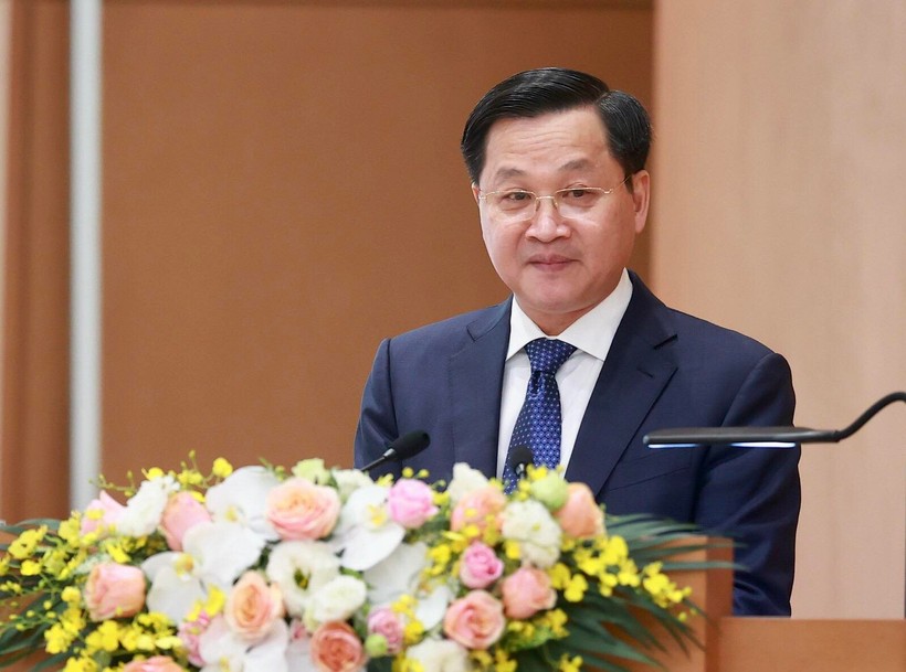 Phó Thủ tướng Chính phủ Lê Minh Khái trình bày báo cáo về các dự thảo Nghị quyết của Chính phủ về nhiệm vụ, giải pháp chủ yếu thực hiện kế hoạch phát triển kinh tế-xã hội
