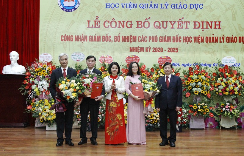 PGS.TS Nguyễn Thị Thu Hằng (thứ ba từ phải sang trái) trao các quyết bổ nhiệm, bổ nhiệm lại.