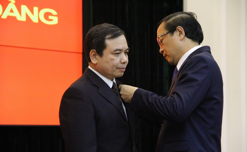 Thứ trưởng Phạm Ngọc Thưởng - Bí thư Đảng uỷ Bộ GD&ĐT trao Huy hiệu 30 năm tuổi Đảng cho đồng chí Hoàng Đức Minh