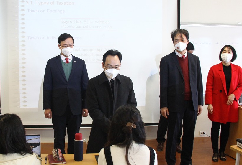 Thứ trưởng Hoàng Minh Sơn trao đổi với sinh viên trong lớp học