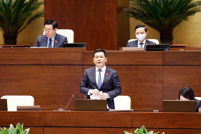 Bộ trưởng Bộ Công Thương Nguyễn Hồng Diên đăng đàn trả lời chất vấn