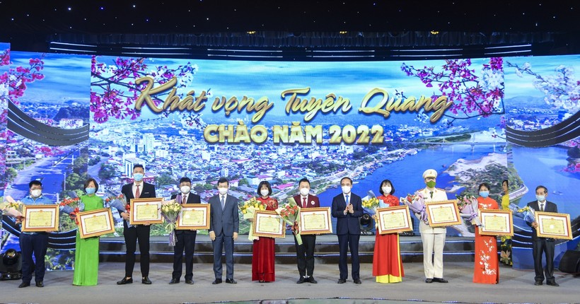 Cô Lê Thị Thu Hiền (thứ 4 từ phải sang) trong Lễ vinh danh công dân tiêu biểu tỉnh Tuyên Quang.
