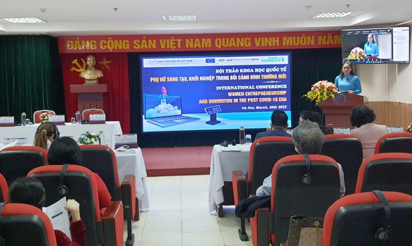 Bà Đỗ Thị Thu Thảo – Phó Chủ tịch  Hội Liên hiệp Phụ nữ Việt Nam phát biểu tại hội thảo