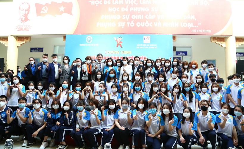 Các tình nguyện viên Trường ĐH Mở Hà Nội chụp ảnh lưu niệm 